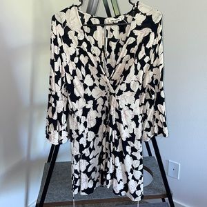 BillaBong, Size Large, Black and Cream Flowy Dress